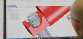 Ein HEULE Mitarbeiter während der Entwicklung eines Werkzeuges. heule-konstruktion-entwicklung