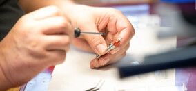 Ein HEULE Mitarbeiter beim Montieren eines Werkzeuges. heule-montage-entgratwerkzeuge