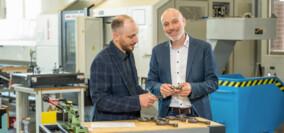 HEULE 직원이 현장에서 고객과 상담하는 모습 HEULE 전문가 상담