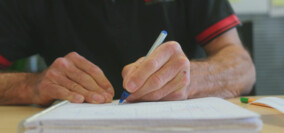 Ein HEULE Mitarbeiter bei der Entwicklung eines neuen Entgratwerkzeugs. heule-entwicklung