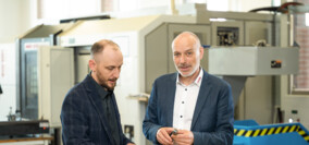 HEULE Mitarbeiter beraten Kunden vor Ort.
heule-kundengespräch