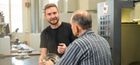 HEULE führt für die Kunden Versuche mit Entgratwerkzeugen durch. heule-versuchsmaschine-entgratwerkzeuge