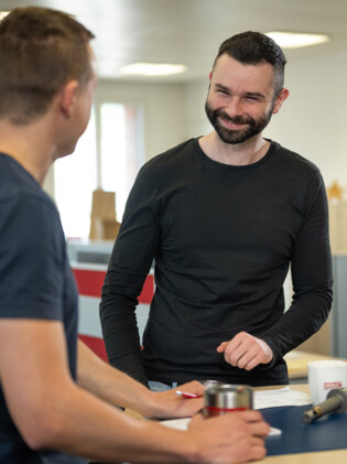 Wir stehen unseren Kunden von A-Z zur Seite. heule-konstruktion-entgratwerkzeuge-sitzung