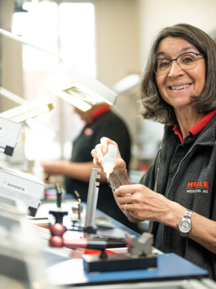 HEULE Mitarbeiter während der Montage der Entgratwerkzeuge. heule-montage-entgratwerkzeuge