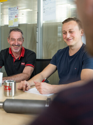 Wir stehen unseren Kunden von A-Z zur Seite. heule-konstruktion-entgratwerkzeuge-sitzung