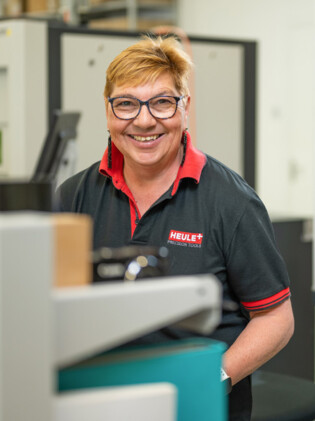 Eine HEULE Mitarbeiterin beschriftet die Entgratwerkzeuge. heule-produktion-beschriften