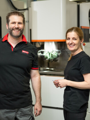 HEULE Mitarbeiter bei der Produktion der Entgratwerkzeuge. heule-mitarbeitende-produktion