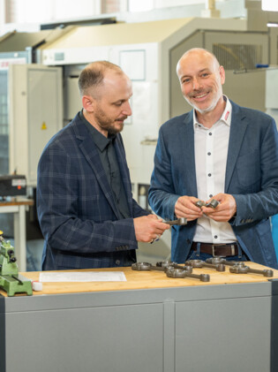 HEULE Mitarbeiter beraten Kunden vor Ort. HEULE Beratung