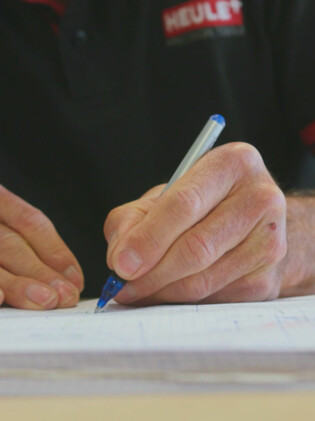 Ein HEULE Mitarbeiter bei der Entwicklung eines neuen Entgratwerkzeugs. heule-entwicklung