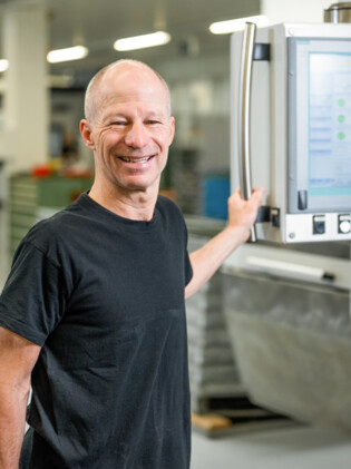 Ein HEULE Mitarbeiter bei seiner Arbeit in der Produktion. heule-produktion-entgratwerkzeuge