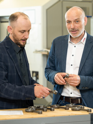 HEULE Mitarbeiter beraten Kunden vor Ort.
heule-kundengespräch