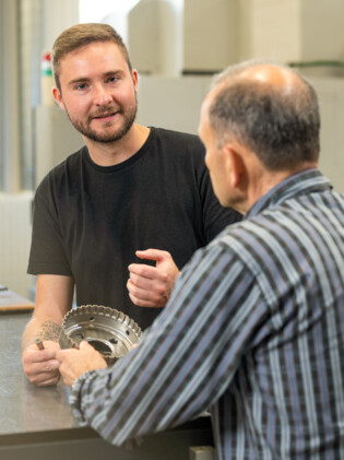 HEULE führt für die Kunden Versuche mit Entgratwerkzeugen durch. heule-versuchsmaschine-entgratwerkzeuge