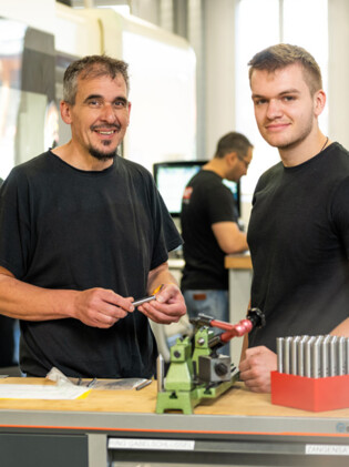 Zwei HEULE Mitarbeiter bei ihrer Arbeit in der Produktion. heule-produktion-entgratwerkzeuge