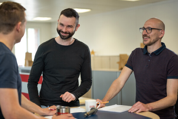 Wir stehen unseren Kunden von A-Z zur Seite. heule-konstruktion-entgratwerkzeuge-sitzung