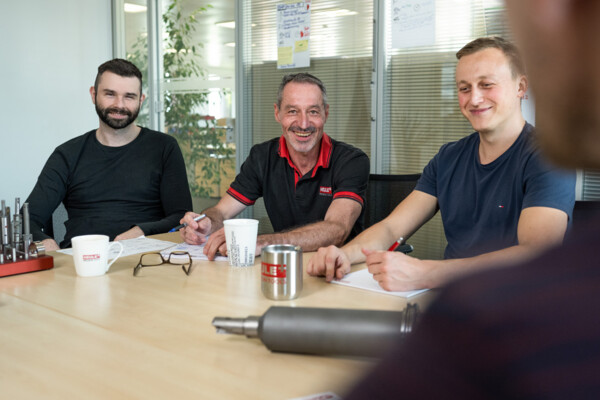 Wir stehen unseren Kunden von A-Z zur Seite. heule-konstruktion-entgratwerkzeuge-sitzung