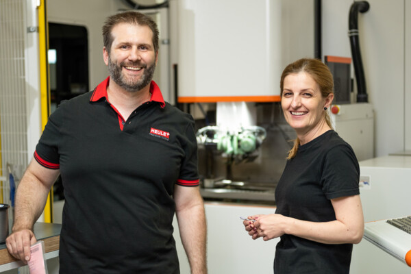 HEULE Mitarbeiter bei der Produktion der Entgratwerkzeuge. heule-mitarbeitende-produktion