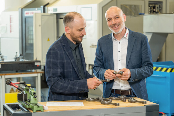 Pracownik HEULE doradza klientowi na miejscu Doradztwo HEULE