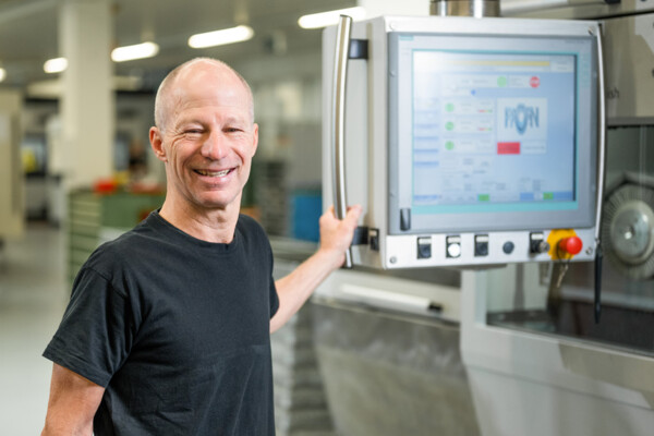 Ein HEULE Mitarbeiter bei seiner Arbeit in der Produktion. heule-produktion-entgratwerkzeuge