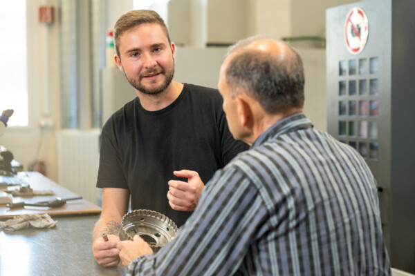 HEULE führt für die Kunden Versuche mit Entgratwerkzeugen durch. heule-versuchsmaschine-entgratwerkzeuge