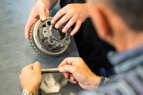 HEULE führt für die Kunden Versuche mit den Entgratwerkzeugen durch. heule-versuchszentrum