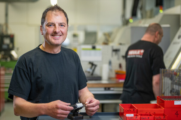 HEULE Mitarbeiter während der Produktion der Entgratwerkzeuge. heule-produktion-entgratwerkzeuge